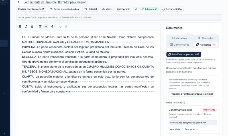 Borrador de compraventa en el editor con texto jurídico ficticio y sugerencias para revisión humana